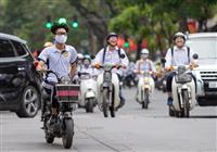 Bao nhiêu tuổi được thi bằng lái xe máy? Năm 2006 đã thi được chưa?