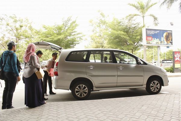 xe 4 chỗ đi sân bay Nội Bài