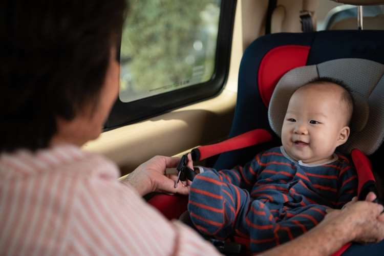 Trẻ nhỏ bị say xe phải làm sao